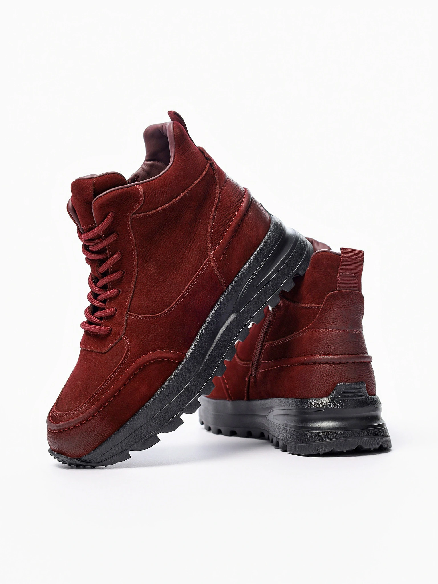 Кроссовки бордового цвета на рельефной подошве